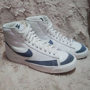 EUC!! NIKE, Blazer Mid '77 High Top Sneakers. Size 6.5